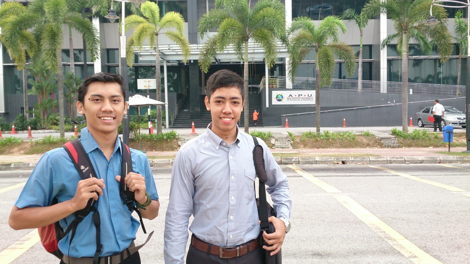 Dua alumni ILC di depan kampus Asia Pacific University, Malaysia