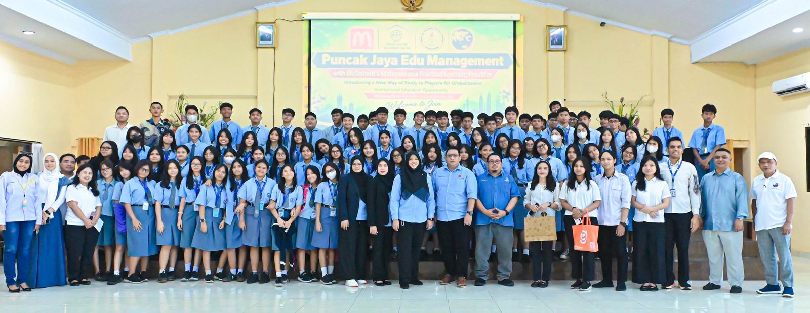 Siswa dan tim program berfoto bersama di acara sosialisasi program kolaborasi
